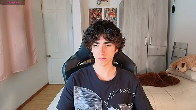 Snapshot of Nude_Boy18 chatting on 12.18.25 Nude Boy18 online show from 12.18.25