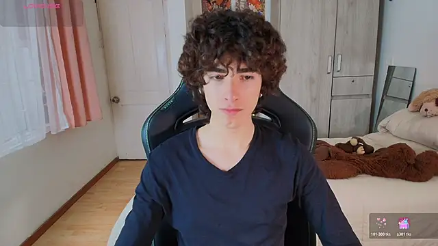 Snapshot of Nude_Boy18 chatting on 12.21.25 Nude Boy18 online show from 12.21.25