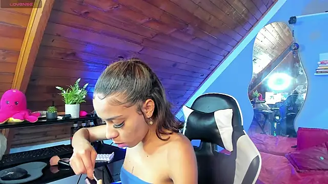 Snapshot of yumi_hanna chatting on 12.14.25 yumi hanna online show from 12.14.25