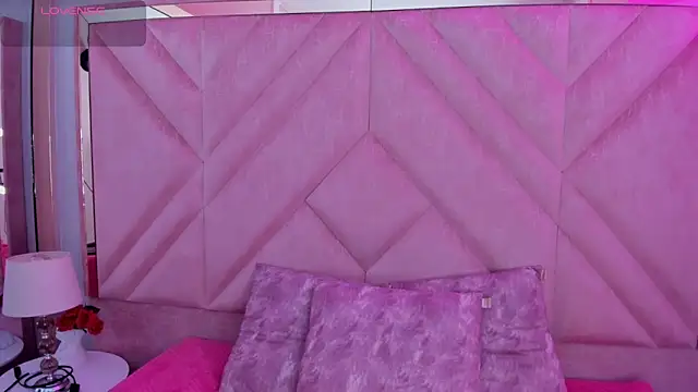 Snapshot of SofiJones_ chatting on 09.25.25 SofiJones online show from 09.25.25