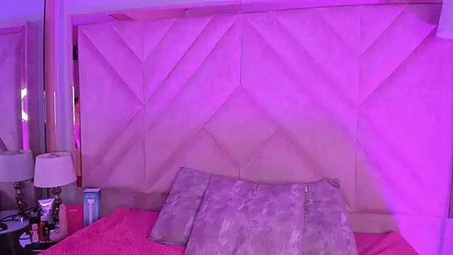 Snapshot of SofiJones_ chatting on 11.10.25 SofiJones online show from 11.10.25