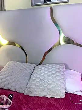 Snapshot of SofiJones_ chatting on 11.12.25 SofiJones online show from 11.12.25