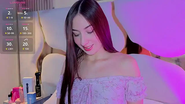 Snapshot of SofiJones_ chatting on 12.04.25 SofiJones online show from 12.04.25