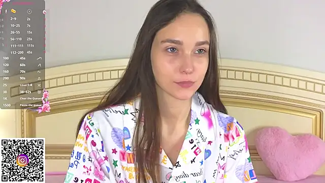 Snapshot of SoftieDream chatting on 10.27.25 SoftieDream online show from 10.27.25