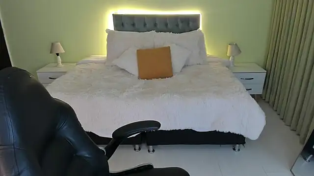 Catti Brie online show from 10.25.25