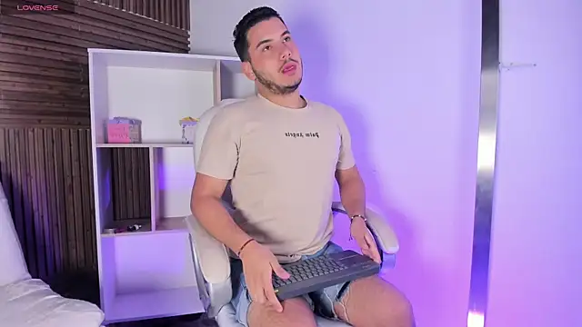 Snapshot of Axel_grey_ chatting on 11.07.25 Axel grey online show from 11.07.25