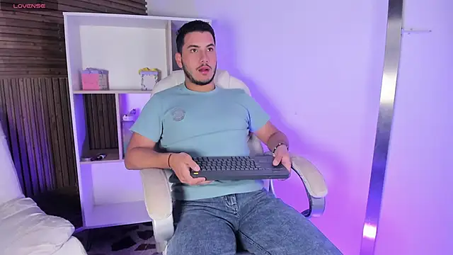 Snapshot of Axel_grey_ chatting on 11.08.25 Axel grey online show from 11.08.25