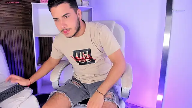 Snapshot of Axel_grey_ chatting on 11.12.25 Axel grey online show from 11.12.25