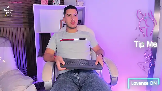 Snapshot of Axel_grey_ chatting on 11.18.25 Axel grey online show from 11.18.25