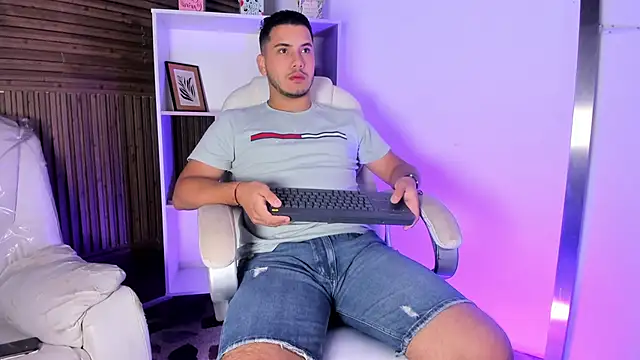 Snapshot of Axel_grey_ chatting on 11.30.25 Axel grey online show from 11.30.25