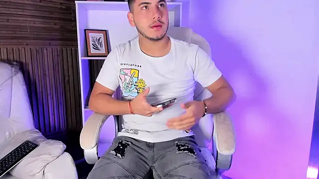 Snapshot of Axel_grey_ chatting on 12.04.25 Axel grey online show from 12.04.25