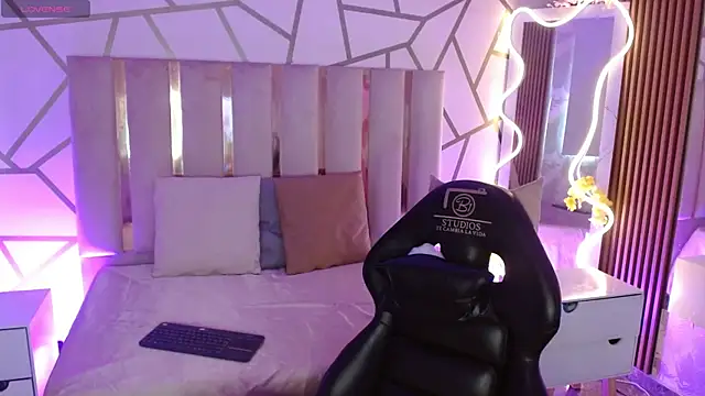 Snapshot of CYRUS_TAY chatting on 03.04.26 CYRUS TAY online show from 03.04.26