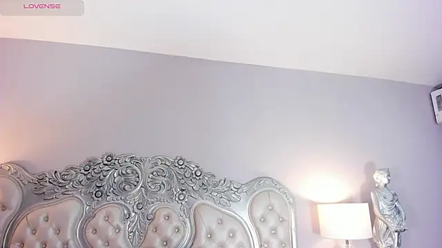 Snapshot of CarolineLee_ chatting on 12.18.25 CarolineLee online show from 12.18.25