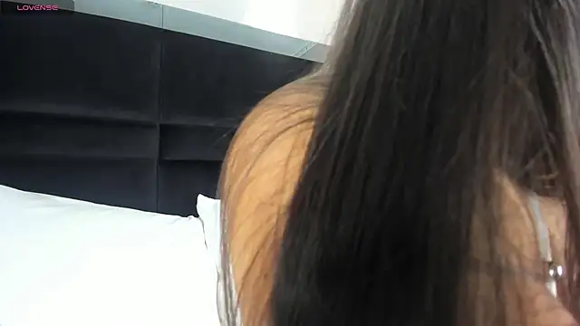 Snapshot of CarolineLee_ chatting on 04.21.26 CarolineLee online show from 04.21.26