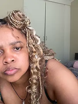 Snapshot of XXXquisiteVixen chatting on 11.12.25 XXXquisiteVixen online show from 11.12.25