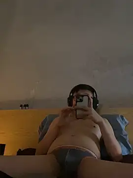 Snapshot of AndrewP13331 chatting on 09.24.25 AndrewP13331 online show from 09.24.25