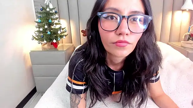 Snapshot of eviegothel_ chatting on 12.15.25 eviegothel online show from 12.15.25