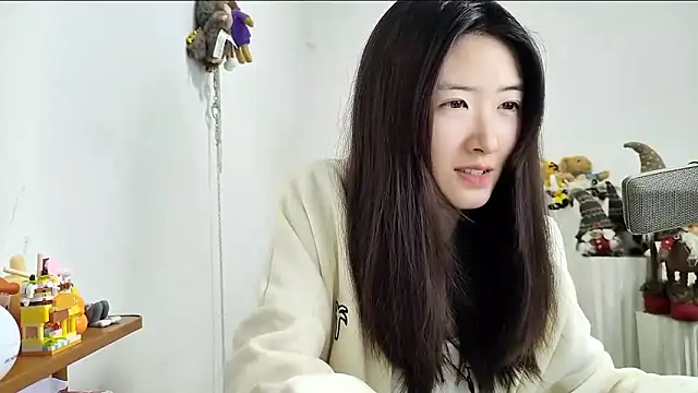 Snapshot of Moonlight-23 chatting on 12.14.25 Moonlight-23 online show from 12.14.25