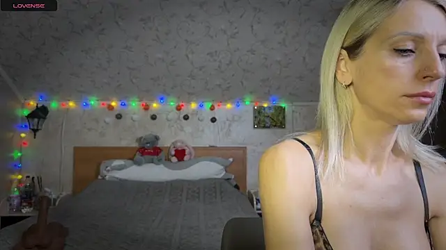 Snapshot of CleoSecret chatting on 12.17.25 CleoSecret online show from 12.17.25