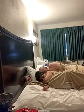 Snapshot of shakeweight chatting on 11.11.25 shakeweight online show from 11.11.25