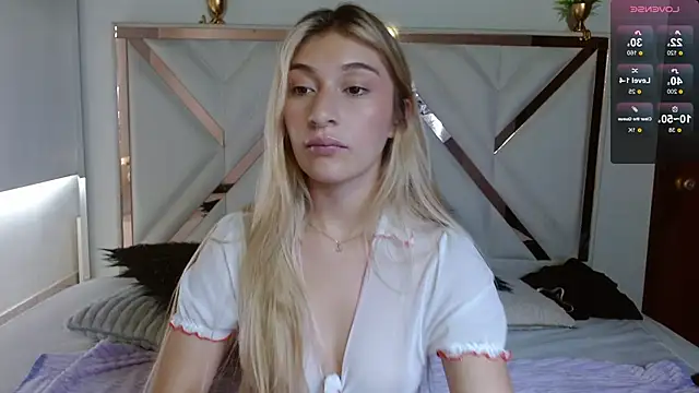 Snapshot of SophiaaLee chatting on 11.17.25 SophiaaLee online show from 11.17.25