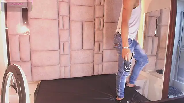 Snapshot of Dom_venena chatting on 12.19.25 Dom venena online show from 12.19.25