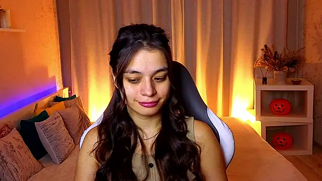 Leila Hefner online show from 11.18.25