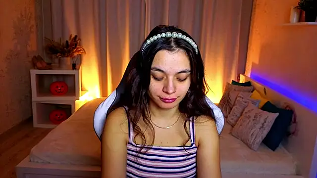 Leila Hefner online show from 11.20.25