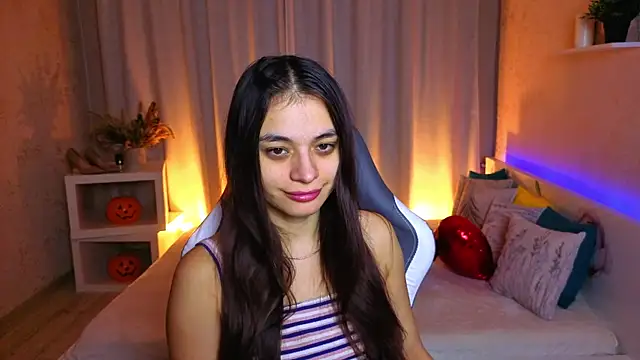 Leila Hefner online show from 11.26.25