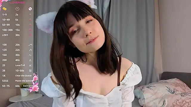 Snapshot of Honeey_Beee chatting on 10.22.25 Honeey Beee online show from 10.22.25