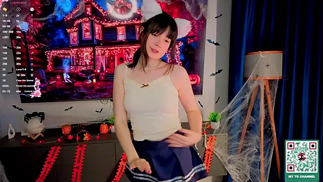 Snapshot of Honeey_Beee chatting on 10.29.25 Honeey Beee online show from 10.29.25