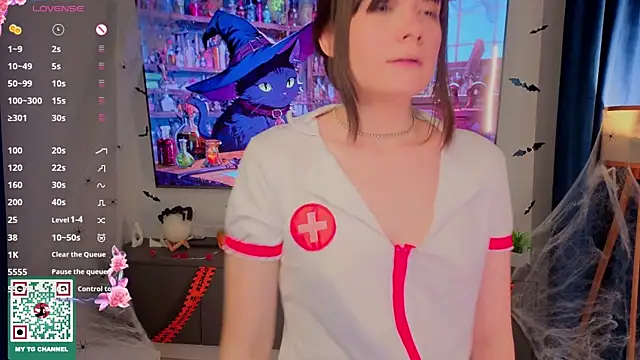 Snapshot of Honeey_Beee chatting on 10.31.25 Honeey Beee online show from 10.31.25