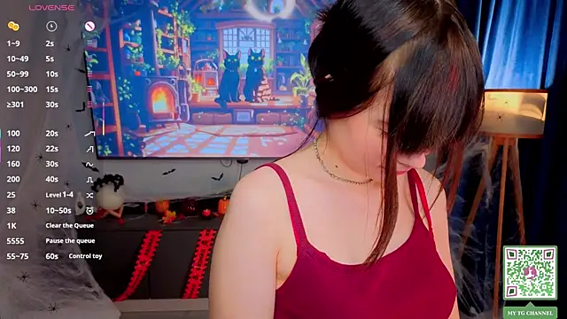 Snapshot of Honeey_Beee chatting on 11.02.25 Honeey Beee online show from 11.02.25