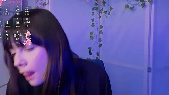 Snapshot of Honeey_Beee chatting on 11.09.25 Honeey Beee online show from 11.09.25