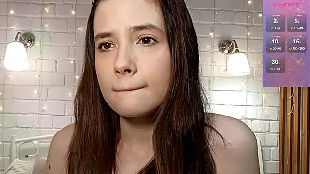 Snapshot of Honeey_Beee chatting on 12.14.25 Honeey Beee online show from 12.14.25