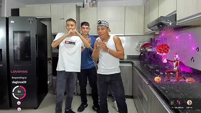 Snapshot of Playhardsex_ chatting on 10.23.25 Playhardsex online show from 10.23.25