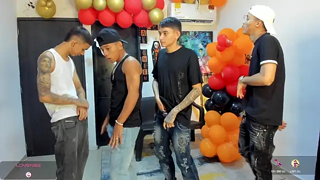 Snapshot of Playhardsex_ chatting on 10.25.25 Playhardsex online show from 10.25.25