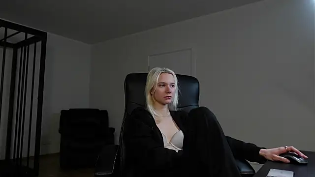 Laura Chaplin online show from 02.08.26