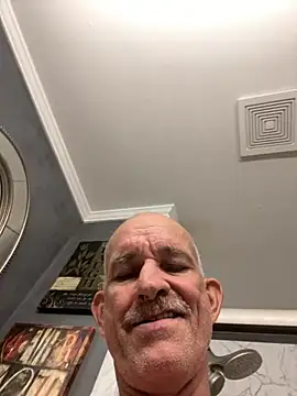 Snapshot of RightSized62 chatting on 11.06.25 RightSized62 online show from 11.06.25