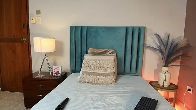 DaphneBeaumont online show from 11.26.25