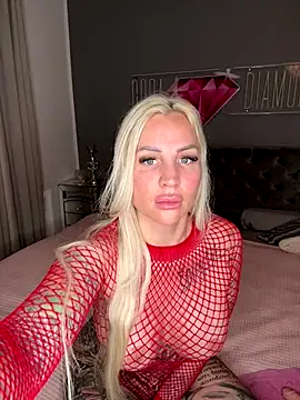 Snapshot of CoraDiamond chatting on 12.04.25 CoraDiamond online show from 12.04.25