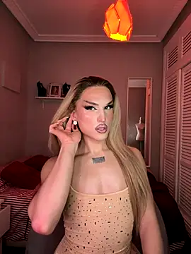 Snapshot of lacattiva chatting on 11.18.25 lacattiva online show from 11.18.25