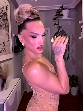 Snapshot of lacattiva chatting on 11.20.25 lacattiva online show from 11.20.25