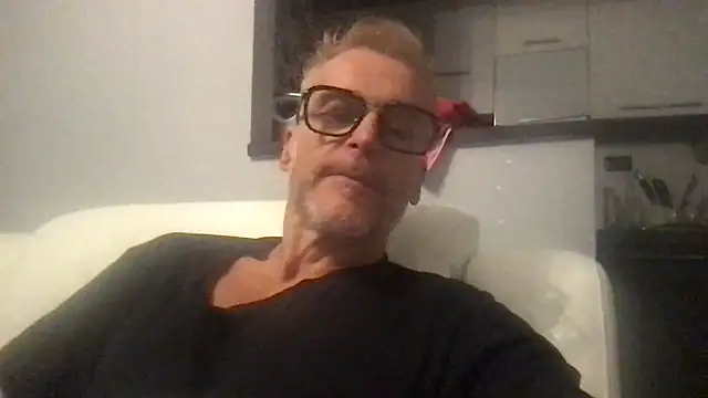 Axl hot online show from 09.22.25