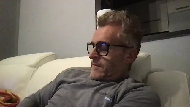 Axl hot online show from 02.12.26