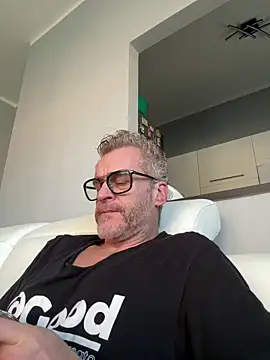 Axl hot online show from 02.18.26