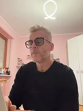 Axl hot online show from 03.03.26