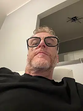 Snapshot of Axl_hot chatting on 04.17.26 Axl hot online show from 04.17.26