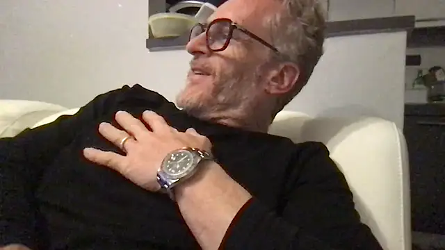 Snapshot of Axl_hot chatting on 04.19.26 Axl hot online show from 04.19.26