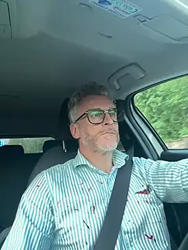 Snapshot of Axl_hot chatting on 04.20.26 Axl hot online show from 04.20.26
